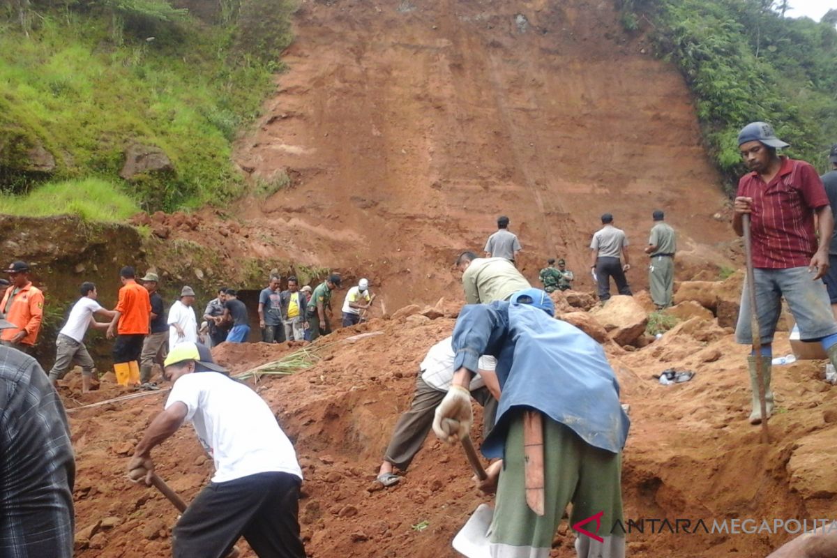 Empat orang meninggal akibat tanah longsor di Purwakarta