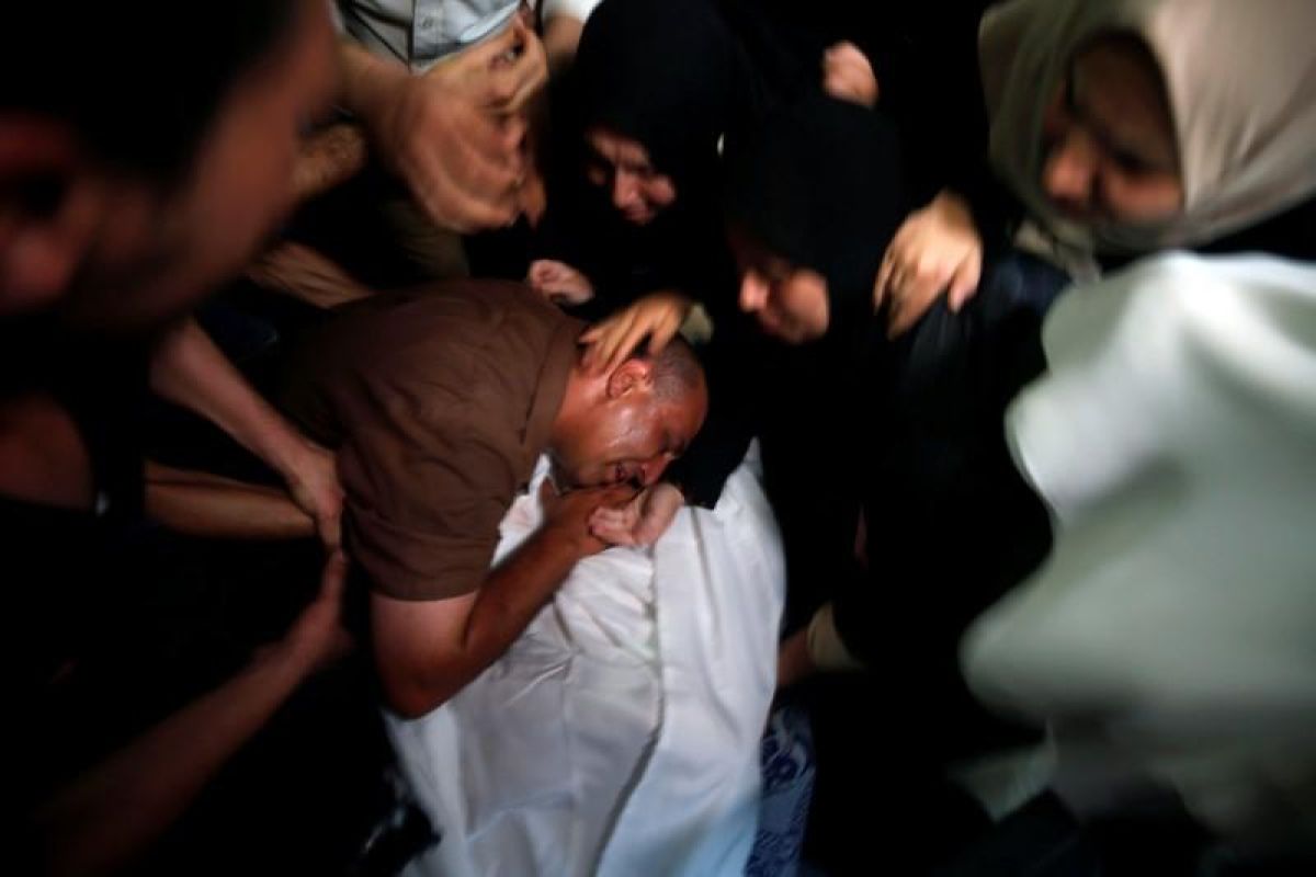 Ribuan warga yang berkabung makamkan tiga anak Palestina di Gaza