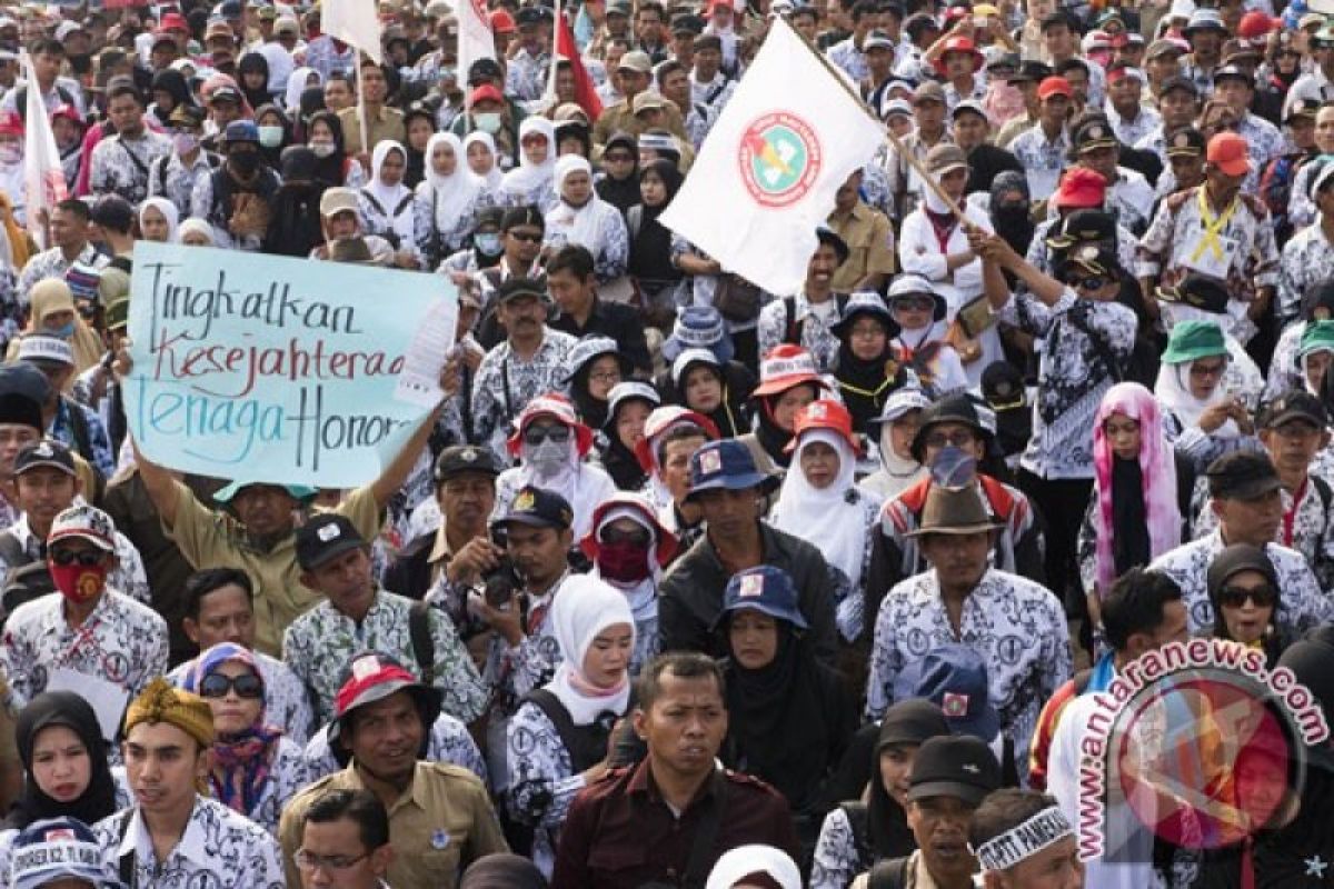 Ribuan guru di Cianjur lanjutkan mogok mengajar