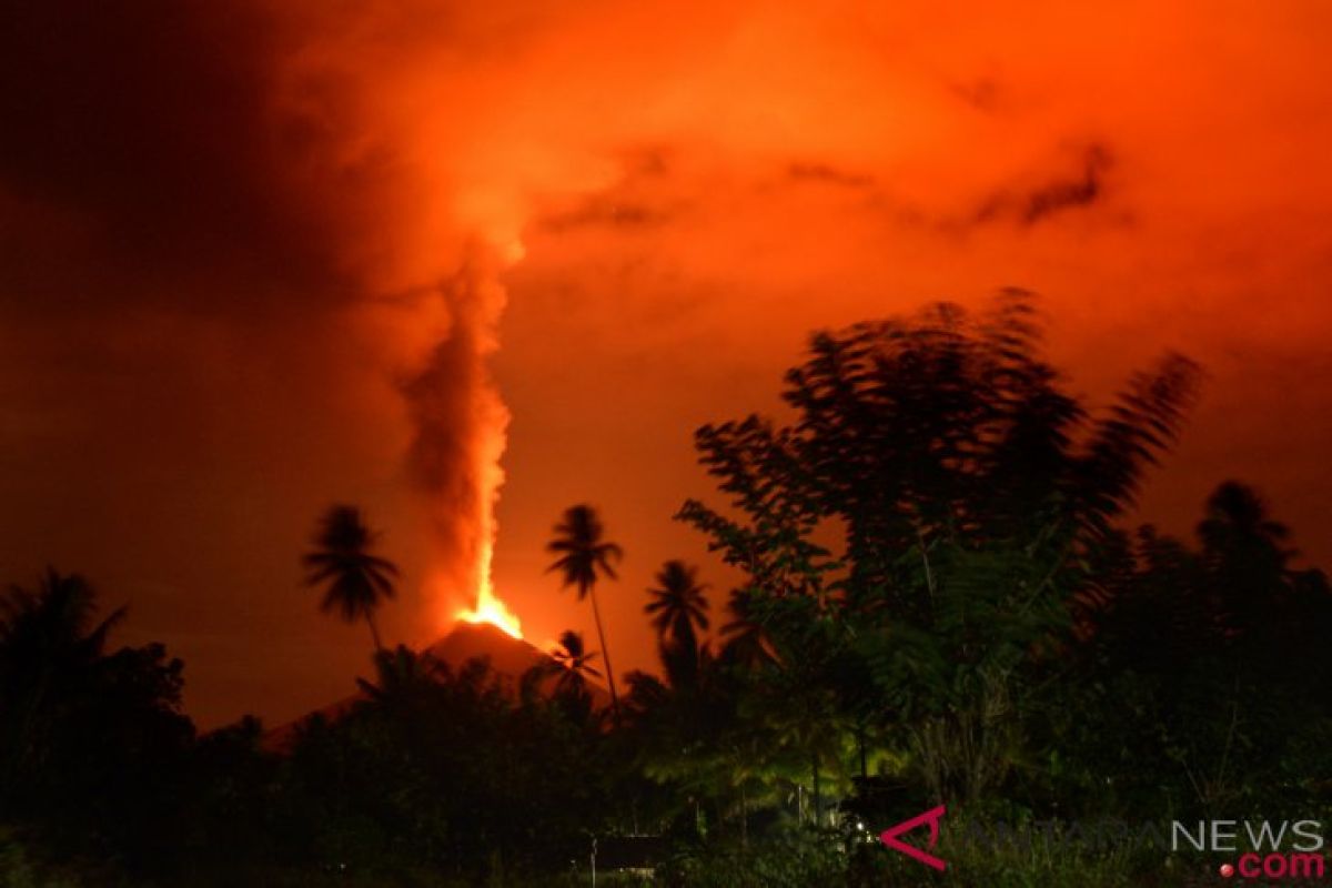 Gunung Soputan masih erupsi hingga Kamis pagi