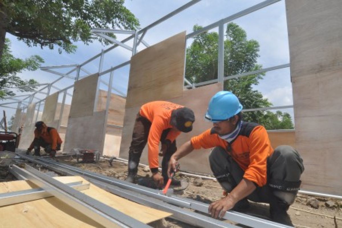 Mandiri, BNI to build houses for 400 quake-hit families: government