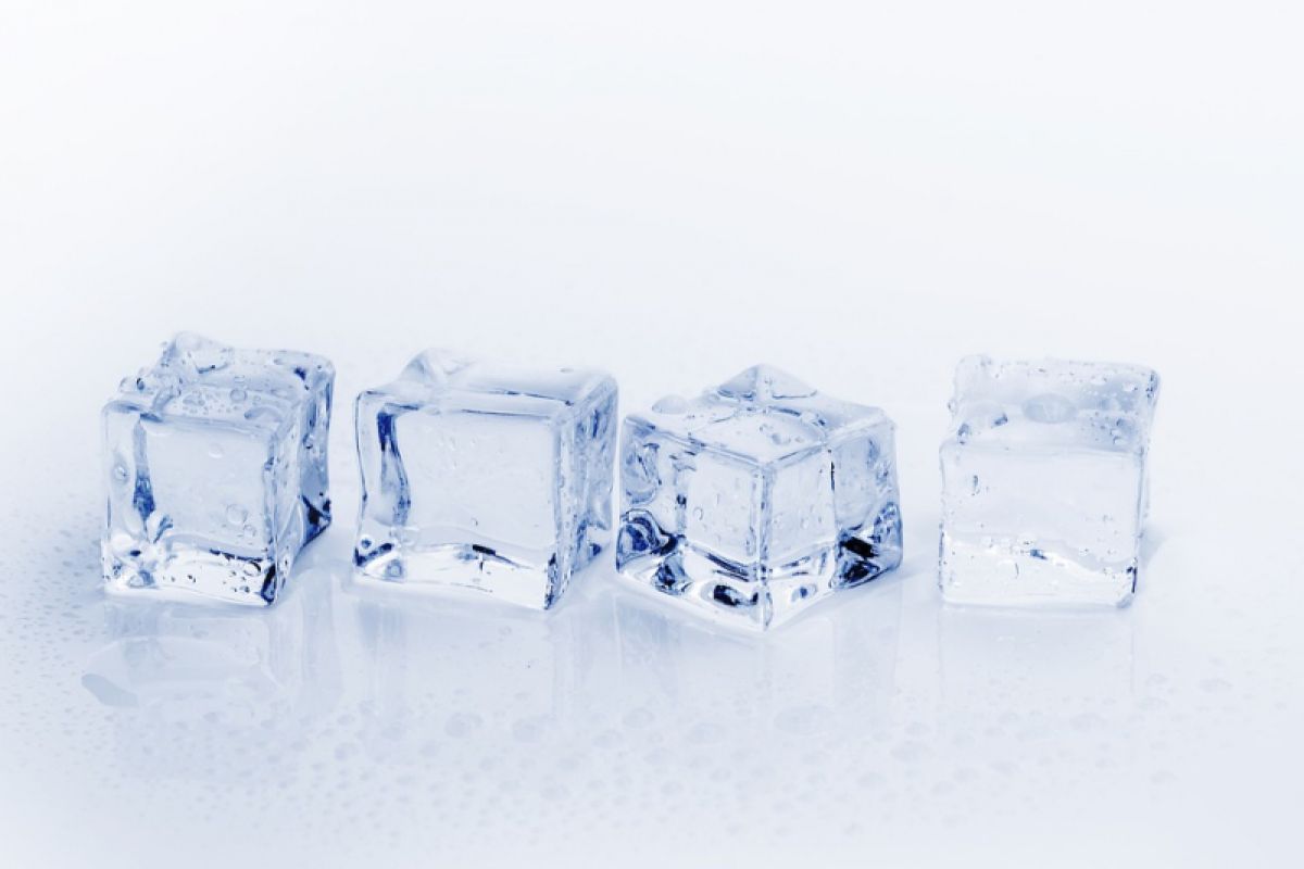 Hoaks minum air es sebabkan berat badan naik