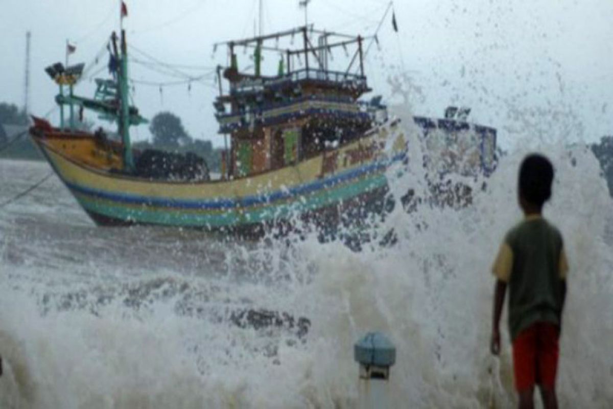 Tinggi gelombang di pelabuhan Krui diperkirakan mencapai tiga meter