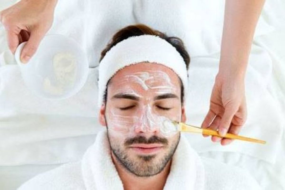 Benarkah pria perlu merawat kulit wajah?