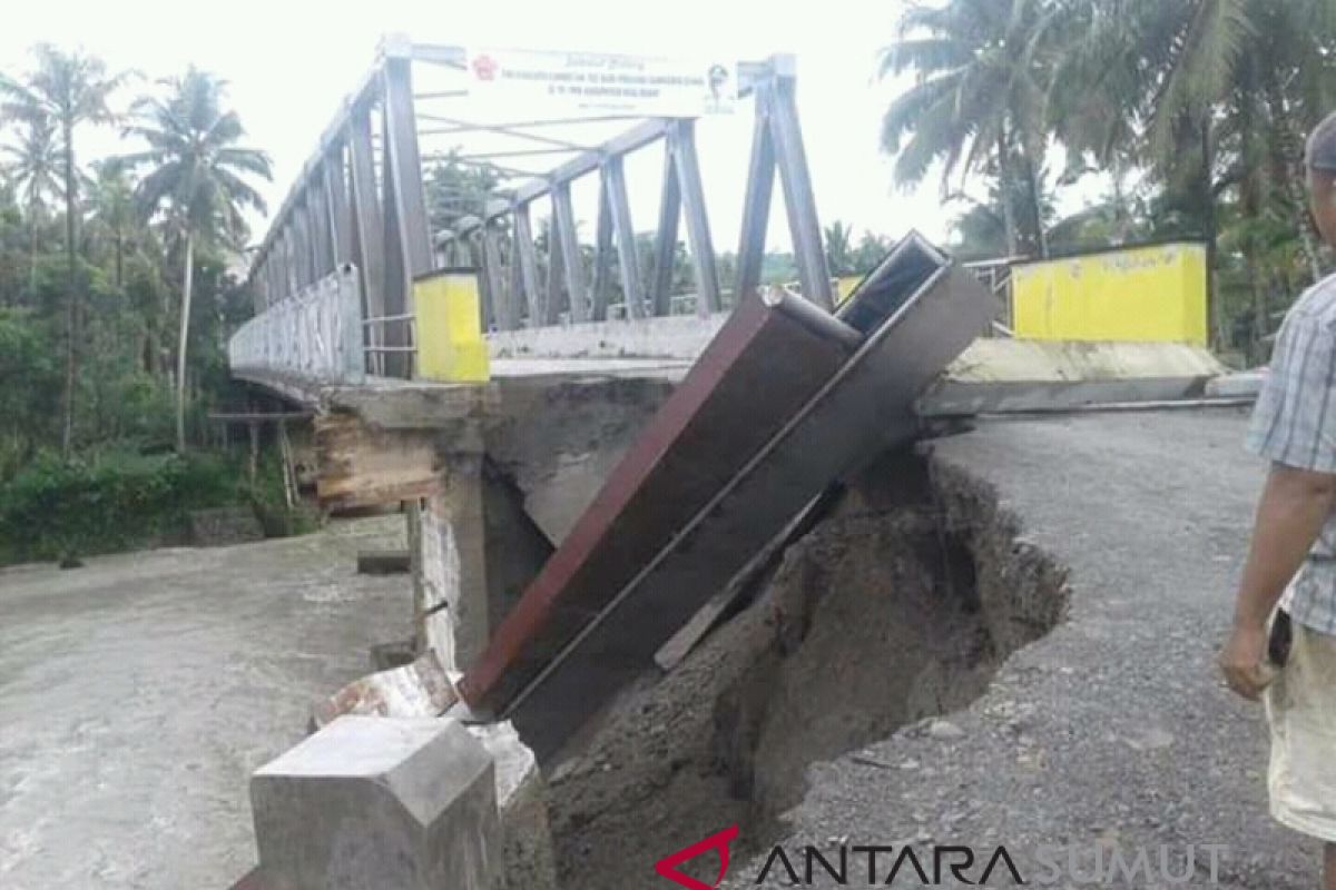 Jembatan amblas di Nias Barat akibat banjir