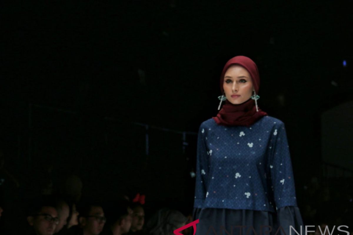 Mickey Mouse Warnai Busana Muslim di JFW 2019