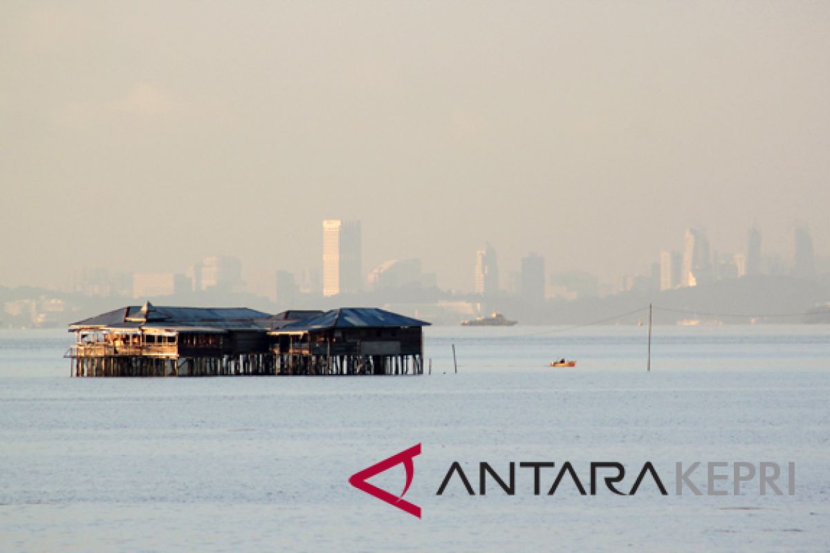 Sambungan listrik terkendala warga tinggal di pulau