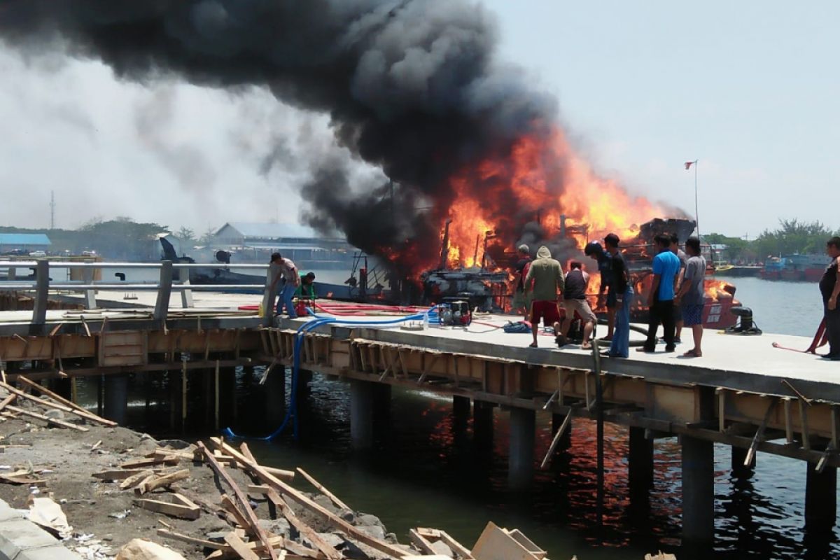 KM Friends Tanjung Pinang Terbakar di Pelabuhan Mayangan