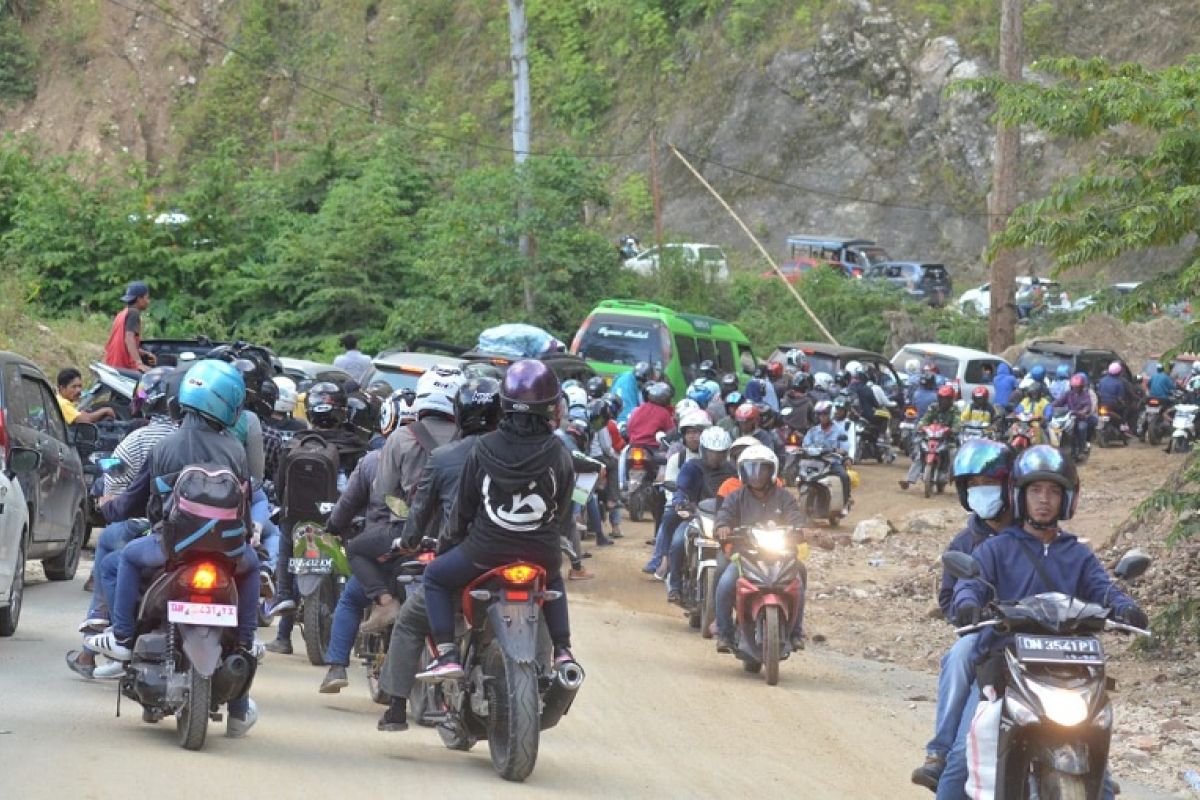 Puluhan Warga Memaksa Naik Truk Logistik Ke Gorontalo