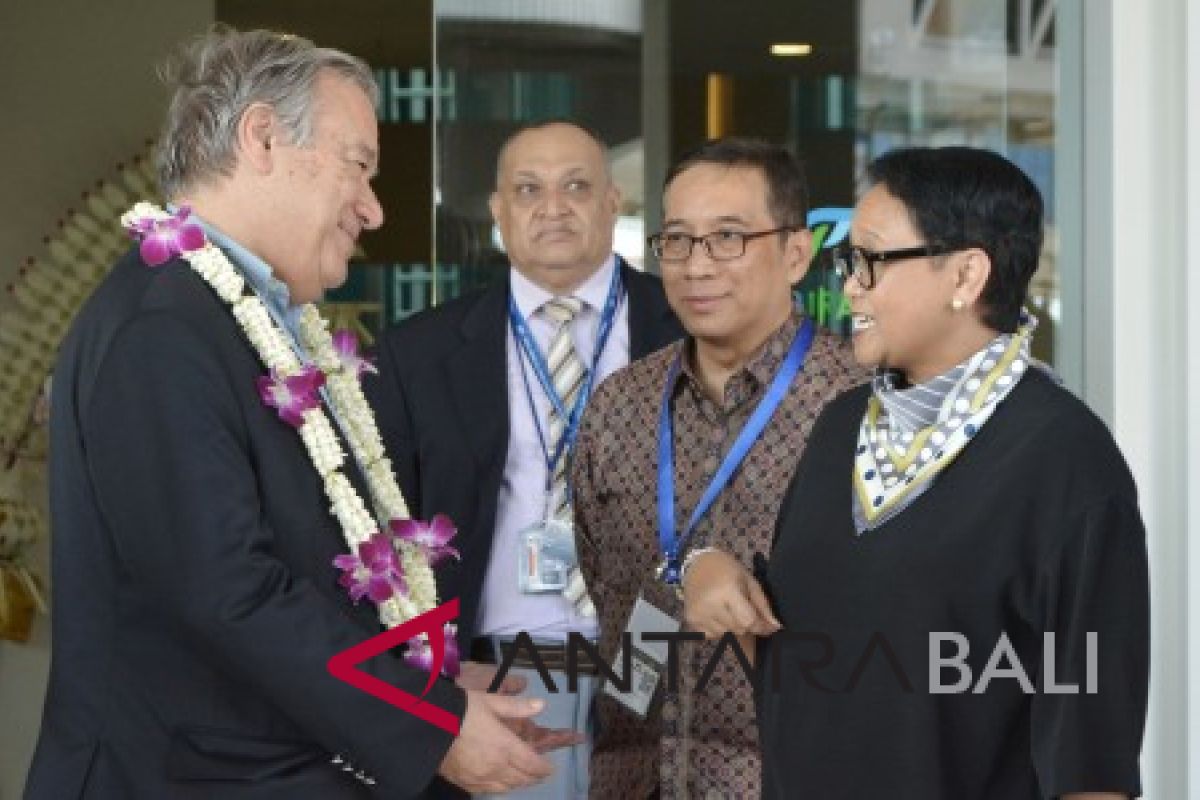 Sekjen PBB kenakan batik saat bertemu Jokowi