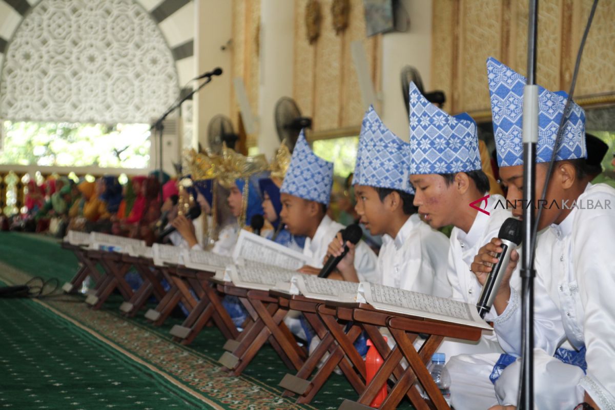 Ribuan pelajar ikuti khataman massal Al Quran di Pontianak
