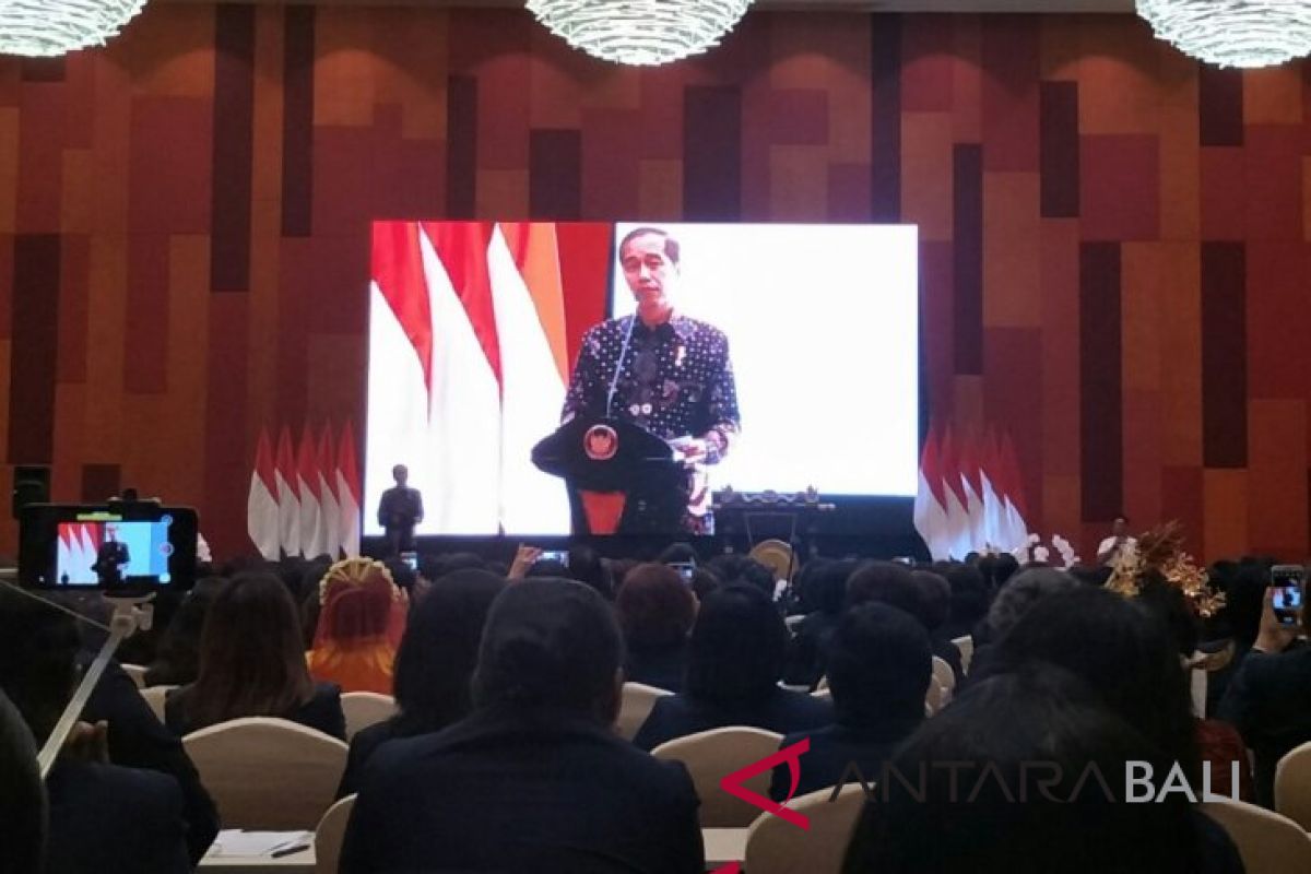 Ketika Presiden Jokowi tantang ibu-ibu pengetahuan harga sembako