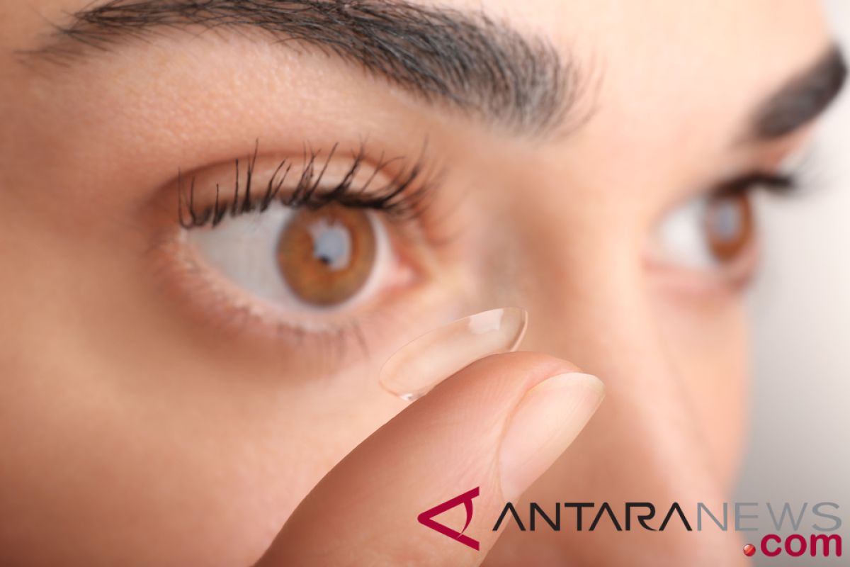 Gunakan lensa kontak higienis agar terhindar parasit mata