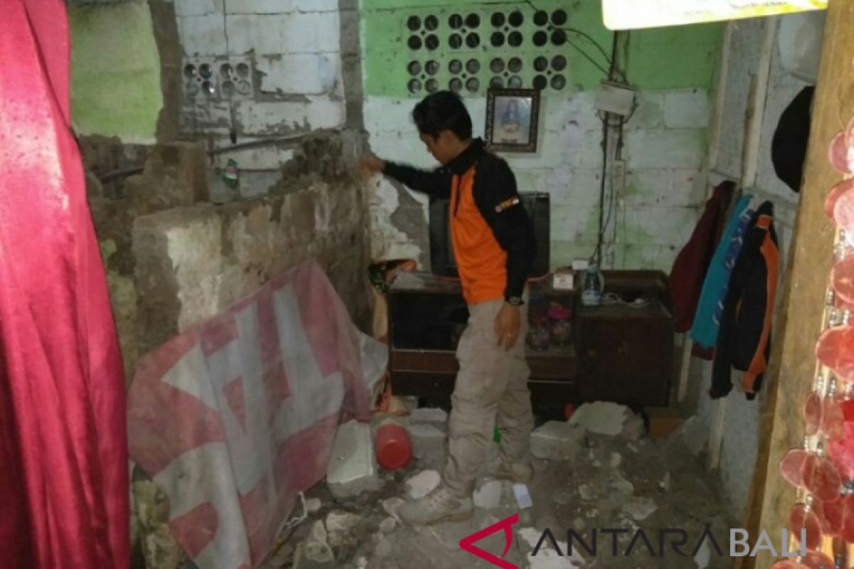 Earthquake damages houses in Jembrana
