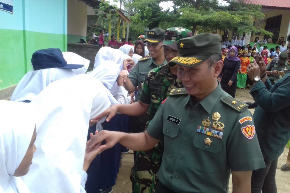 Perwira tinggi Mabes TNI AD motivasi pelajar SMPN 5 Lengayang Pesisir Selatan