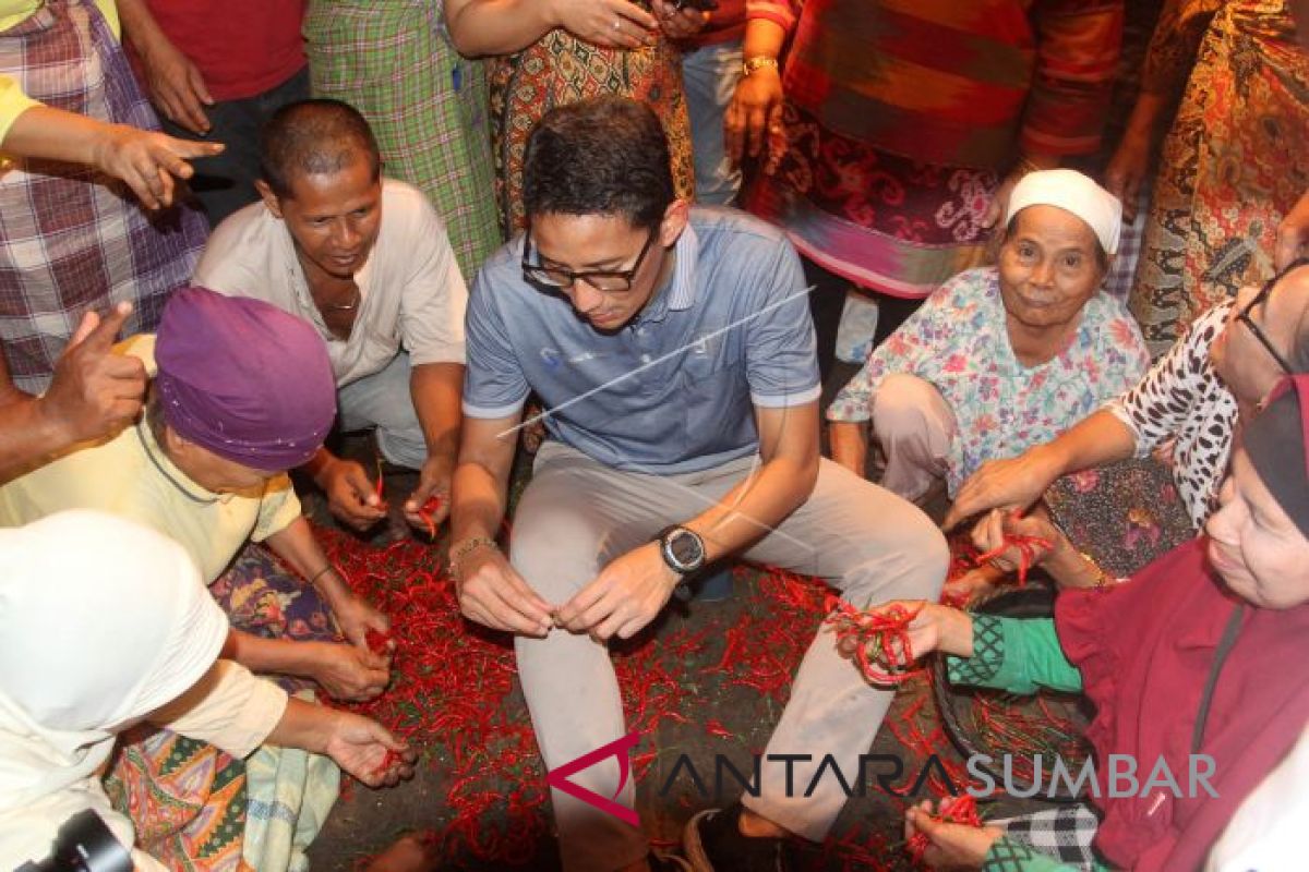 Sandiaga memberikan sepatunya yang dipakai kepada warga