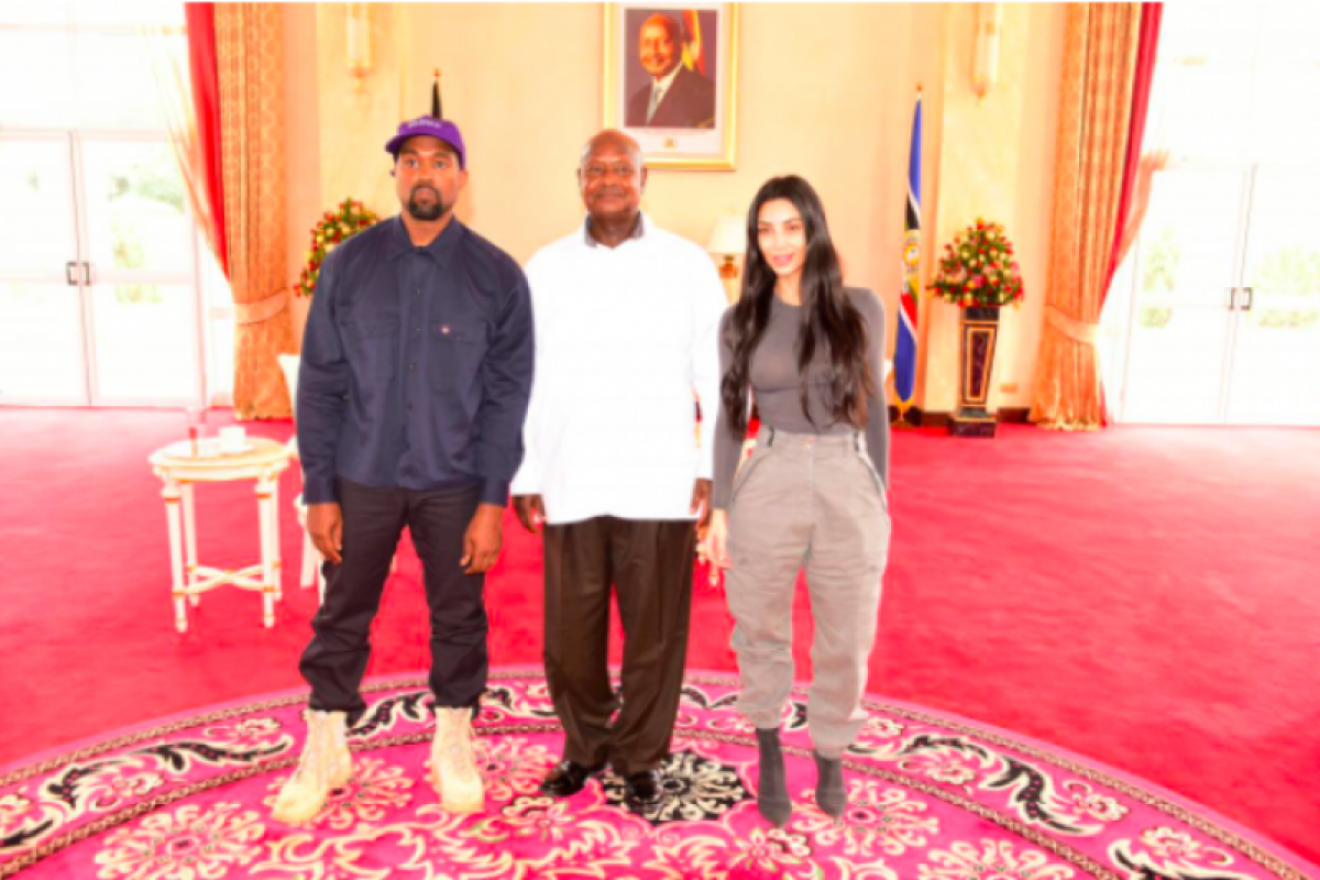 Berikan sepatu untuk pemimpin Uganda, Kanye West dapat nama Afrika