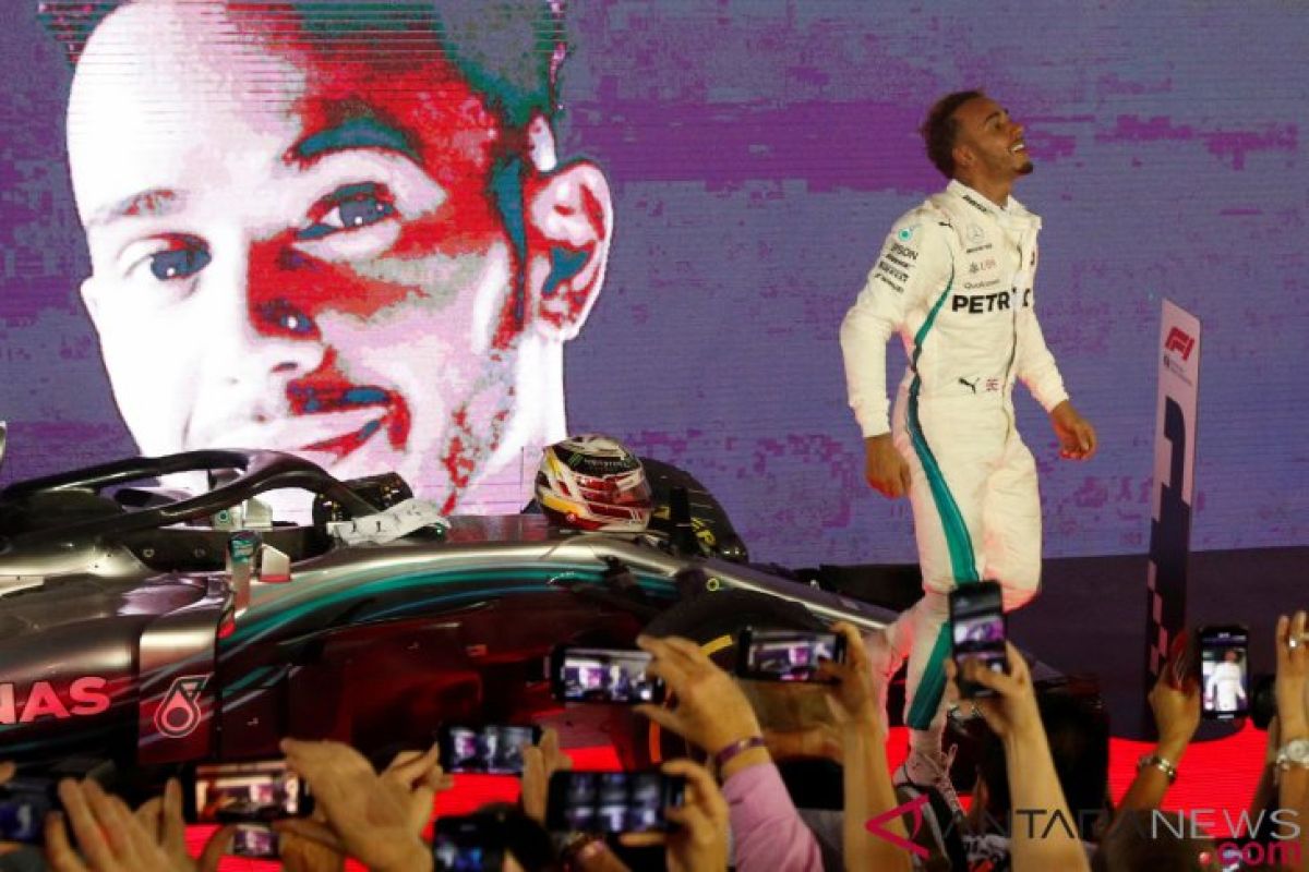 Lewis Hamilton incar gelar 