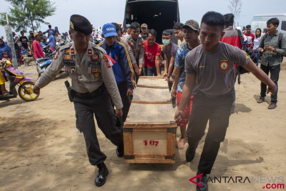 Tujuh kantung jenazah tiba di Rumah Sakit Polri