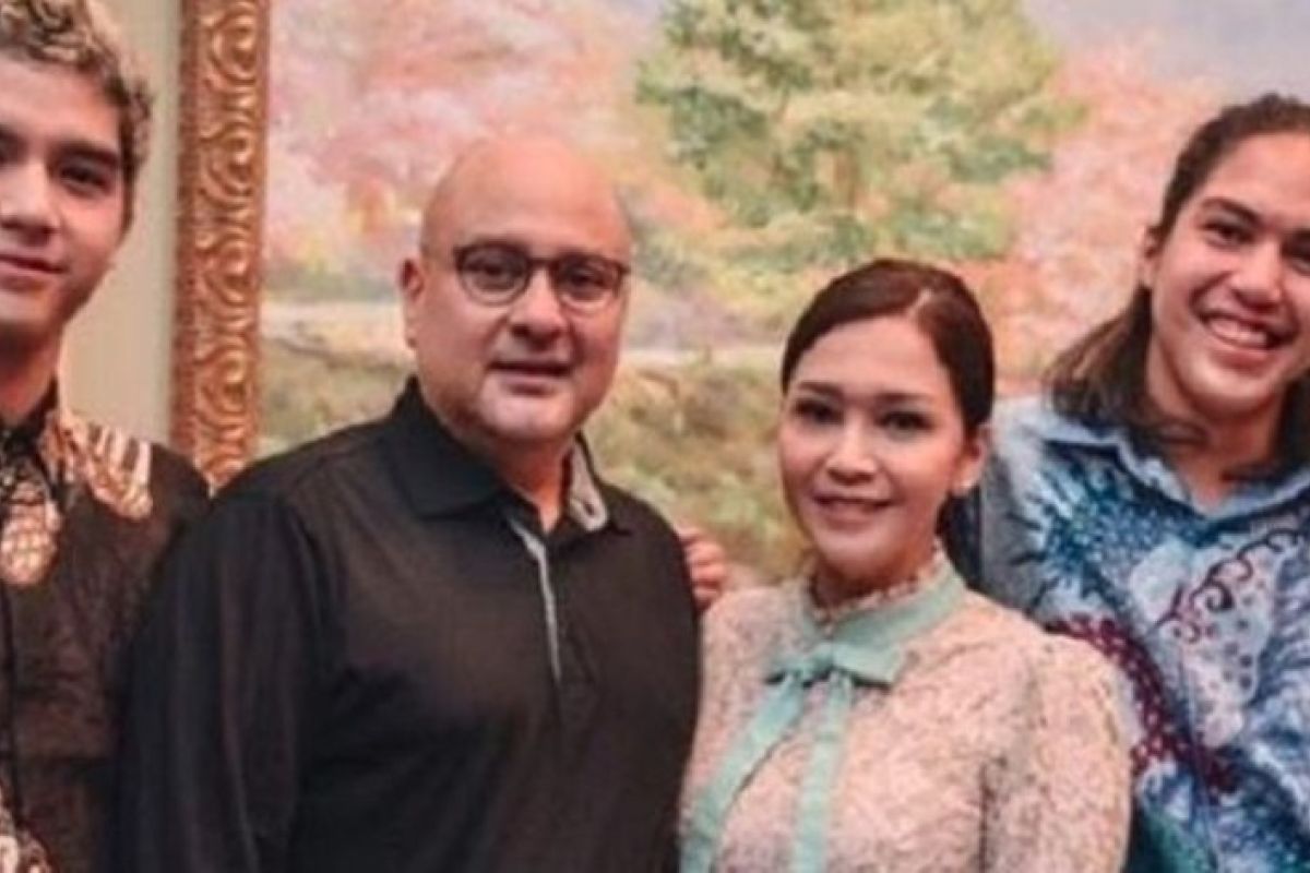 Maia Estianty pamer foto Irwan Mussry dengan anak-anaknya