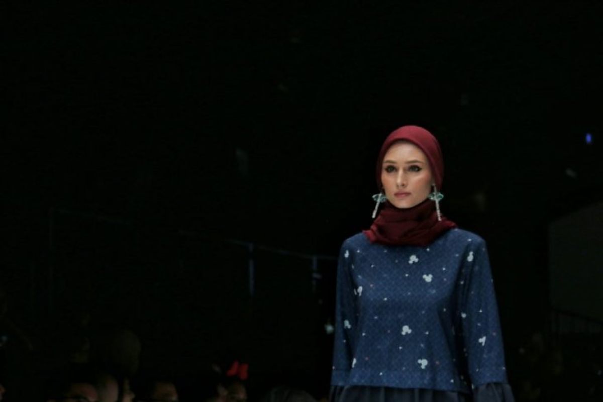 Mickey Mouse warnai busana muslim JFW 2019