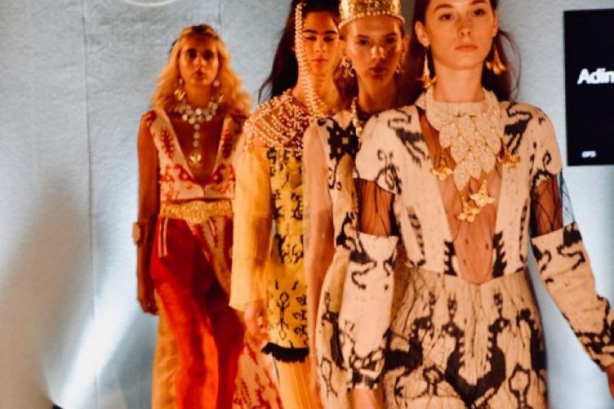 Tenun Sumba Timur tampil di Milan Fashion Week 2019