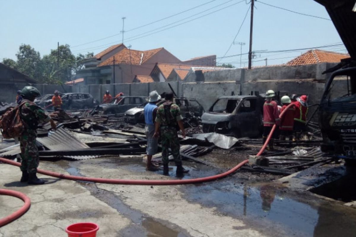 Di Pekalongan, delapan mobil terbakar di siang bolong