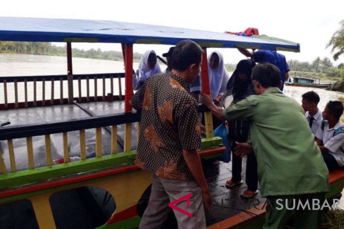 Jembatan putus, pelajar dii Tanjung Pangkal naik perahu motor
