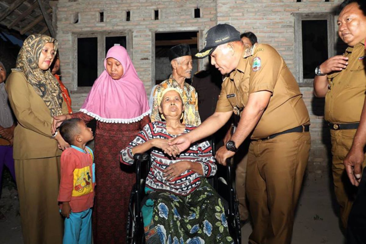 Plt Bupati Lamsel beri kursi roda untuk Lastini