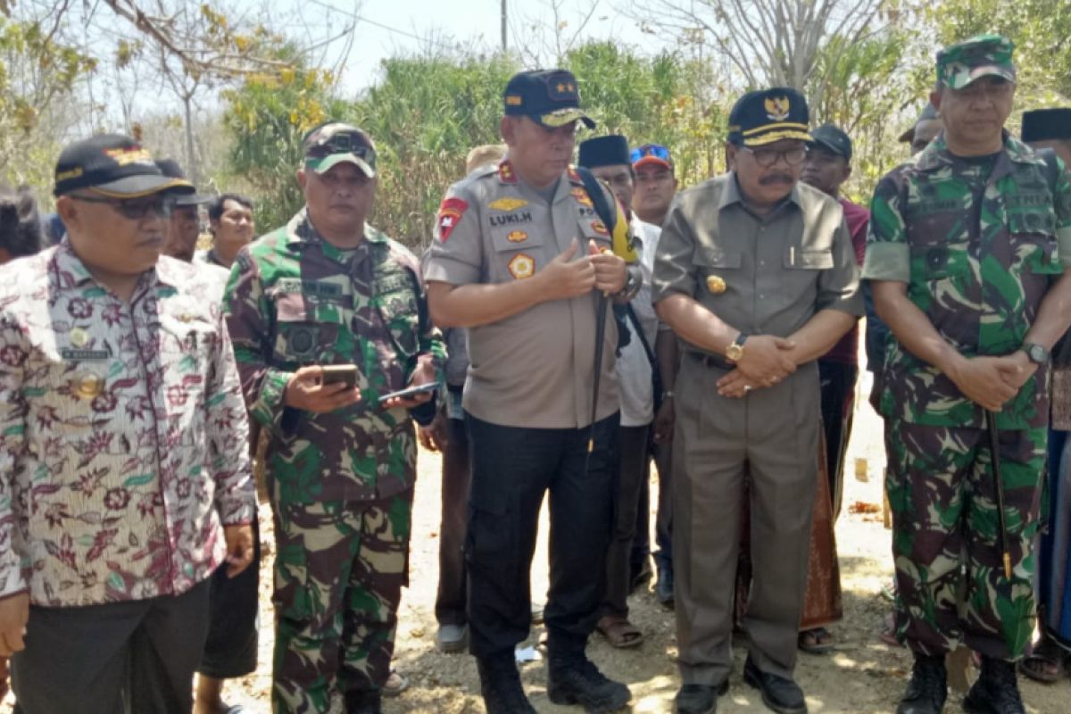 Pakde Karwo Hadiri Pemakaman Bocah Korban Gempa di Sapudi