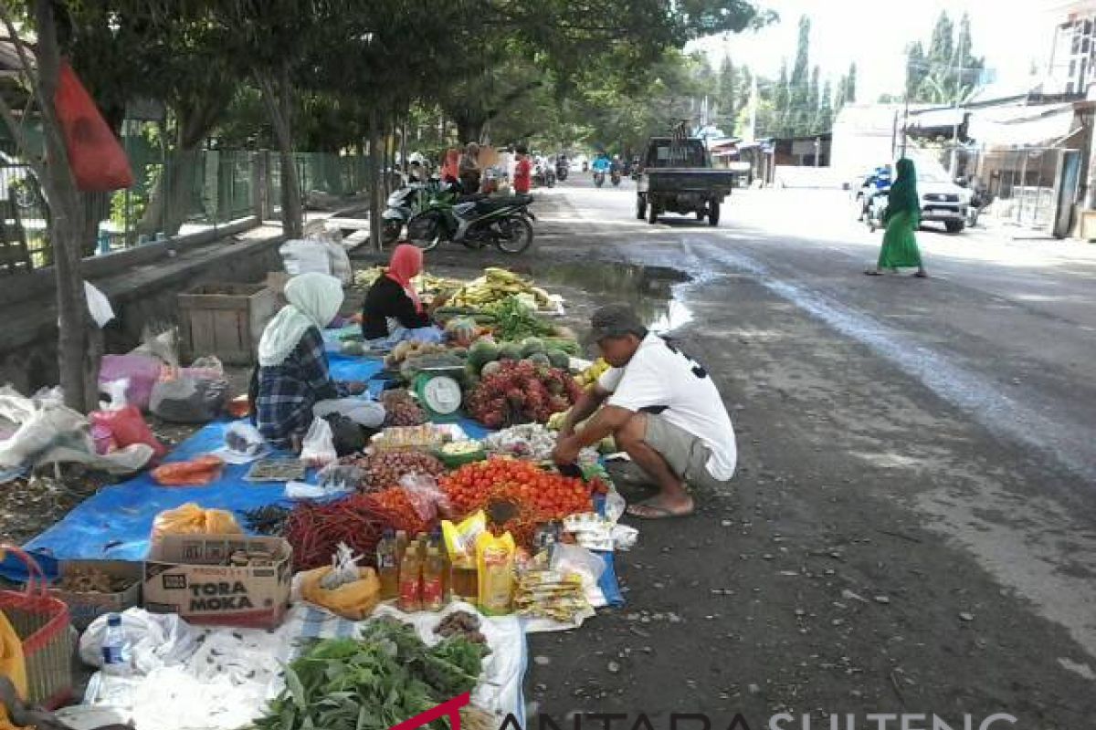 Jalan Dewi Sartika Palu jadi pasar dadakan