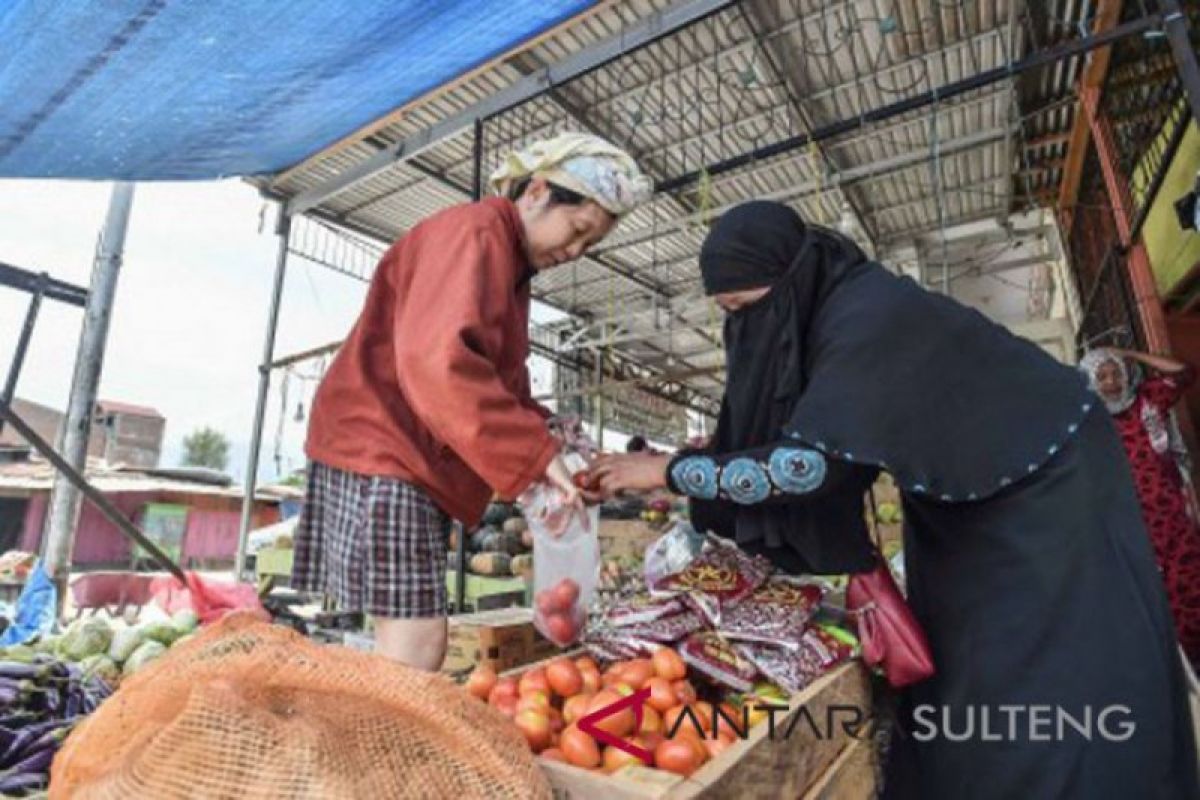Palu`s main market has opened, guarded by TNI