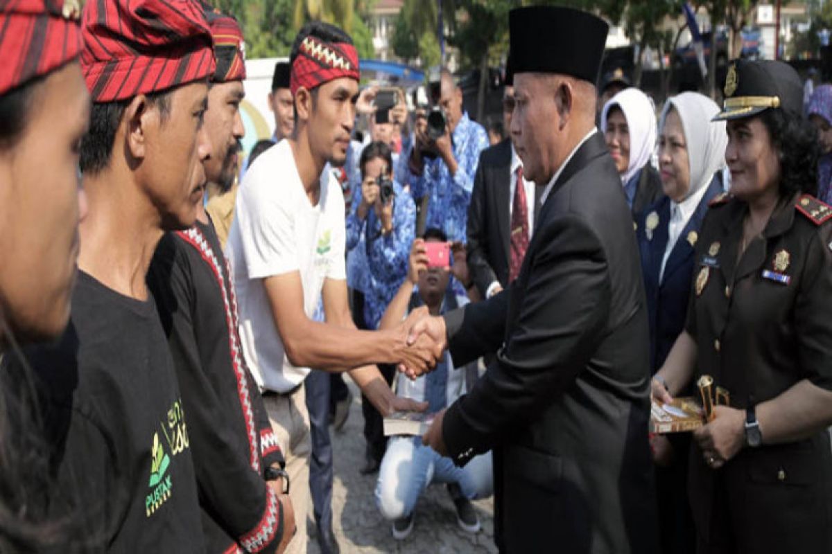 Pemkab Lamsel donasi satu buku satu pegawai