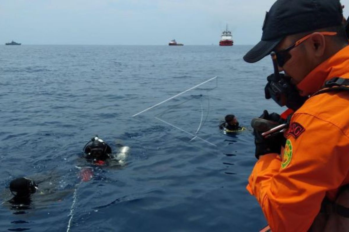 Puing pesawat Lion Air JT 610 dan potongan tubuh ditemukan di Perairan Karawang