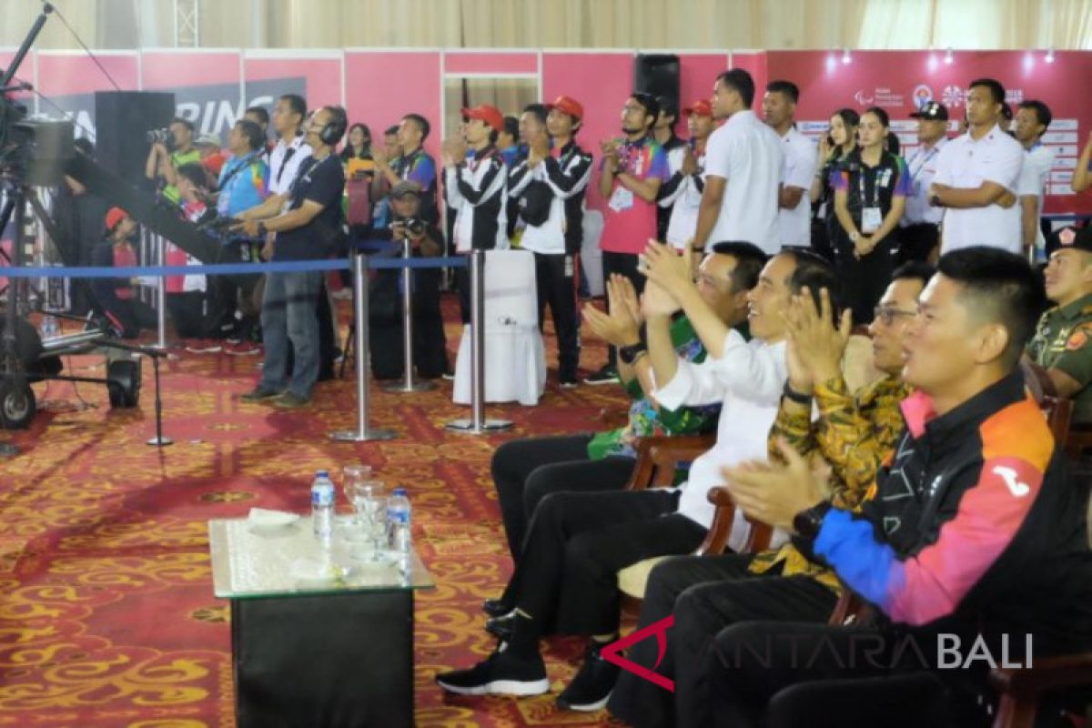 Presiden Jokowi saksikan pengalungan medali atlet para-angkat berat