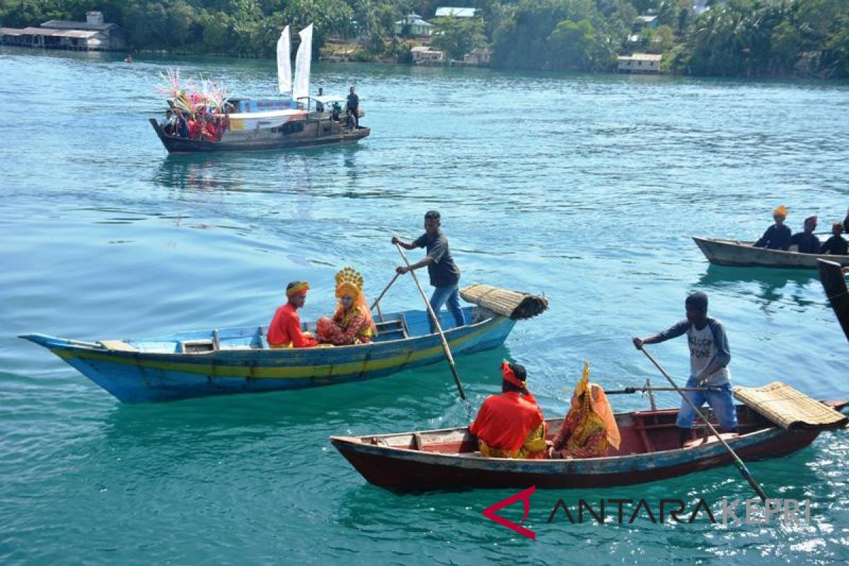 Pengantin suku laut Lingga diarak pakai sampan