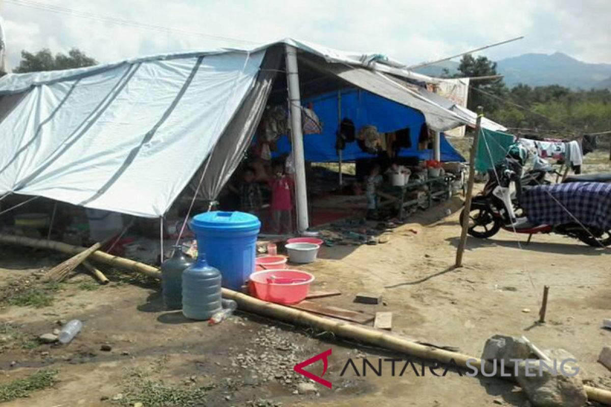 Korban gempa Sindue masih tinggal di tenda terpal