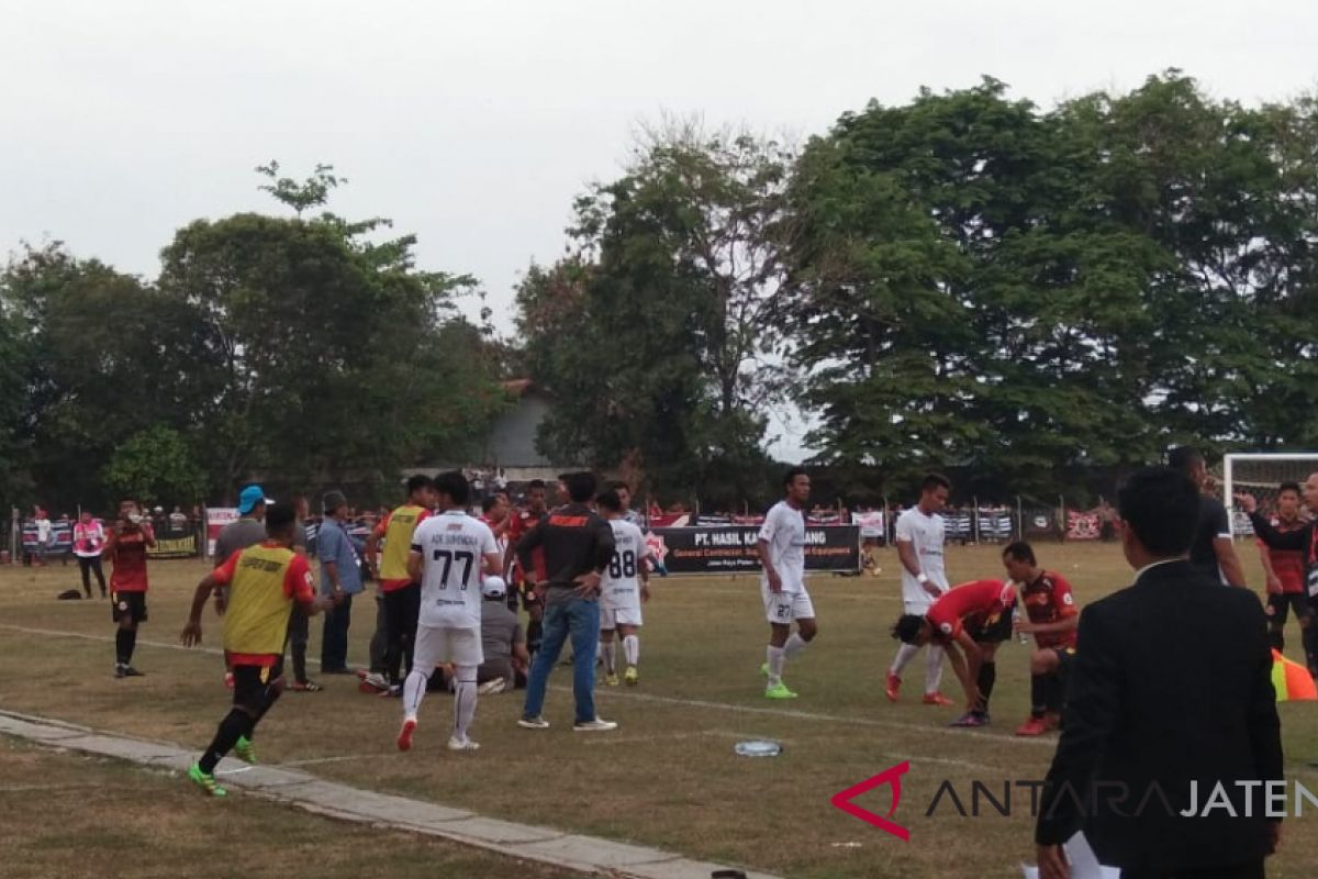 Kemenangan Persibat atas Persik diwarnai protes