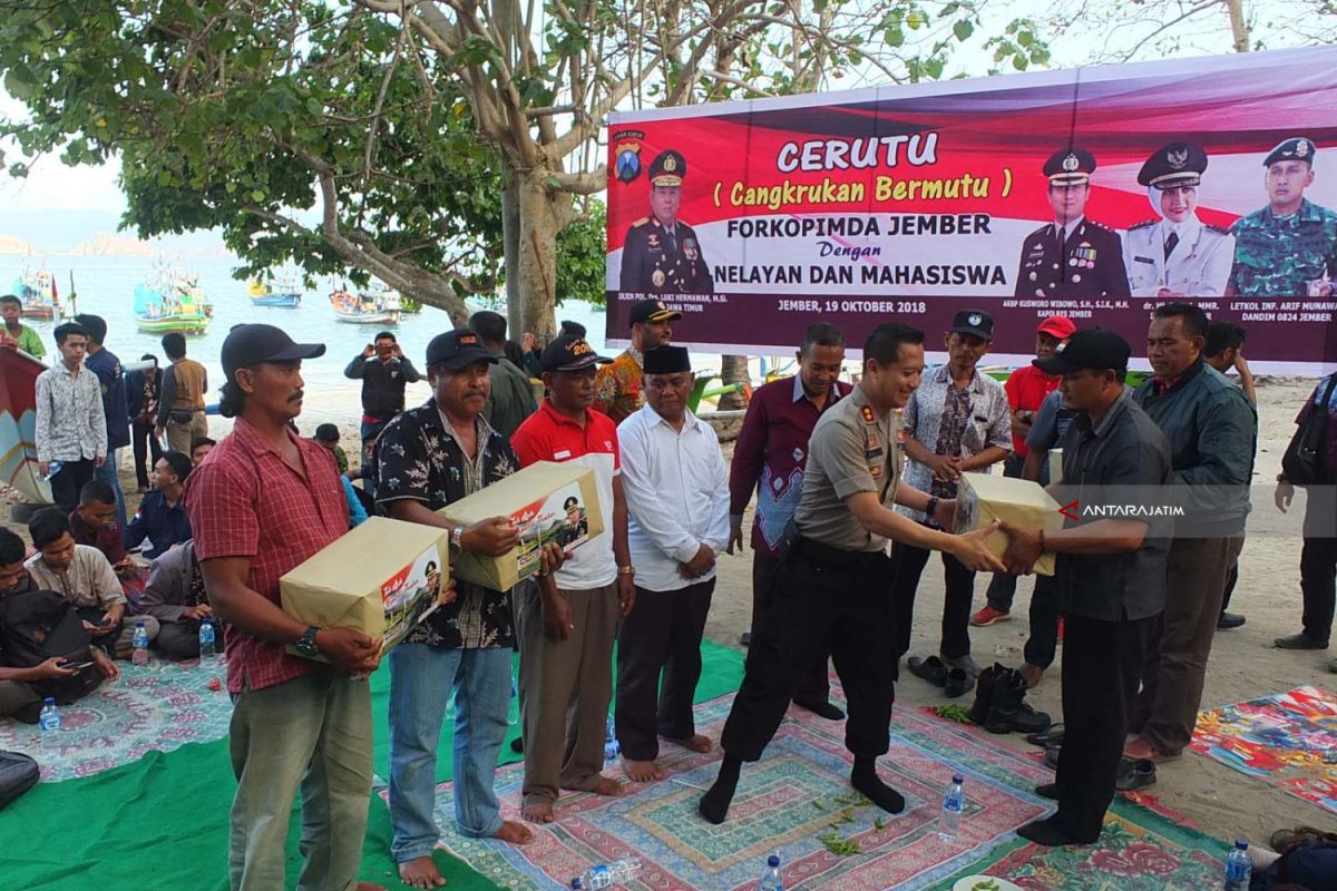 Polres Jember Ingatkan Nelayan tentang Bahaya Cuaca Buruk Saat Melaut