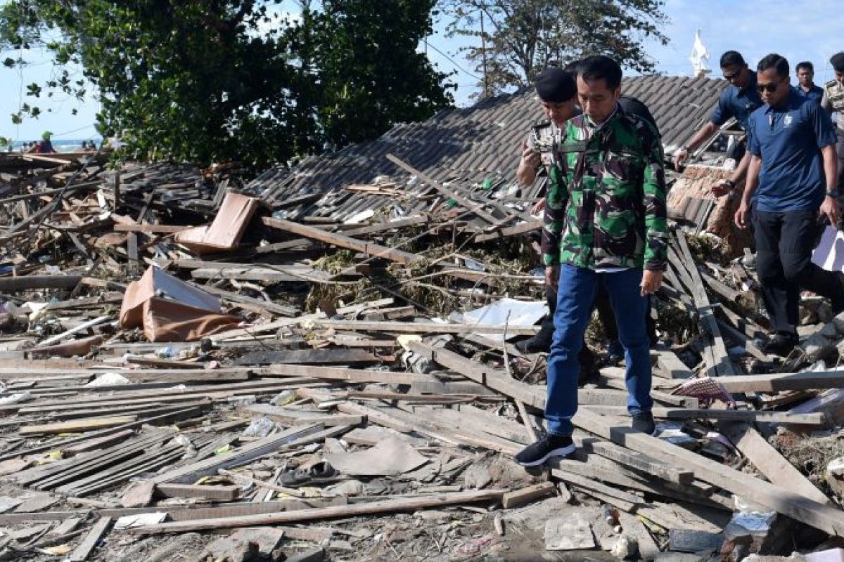 Ribuan korban gempa masih tertimbun tanah dan bangunan