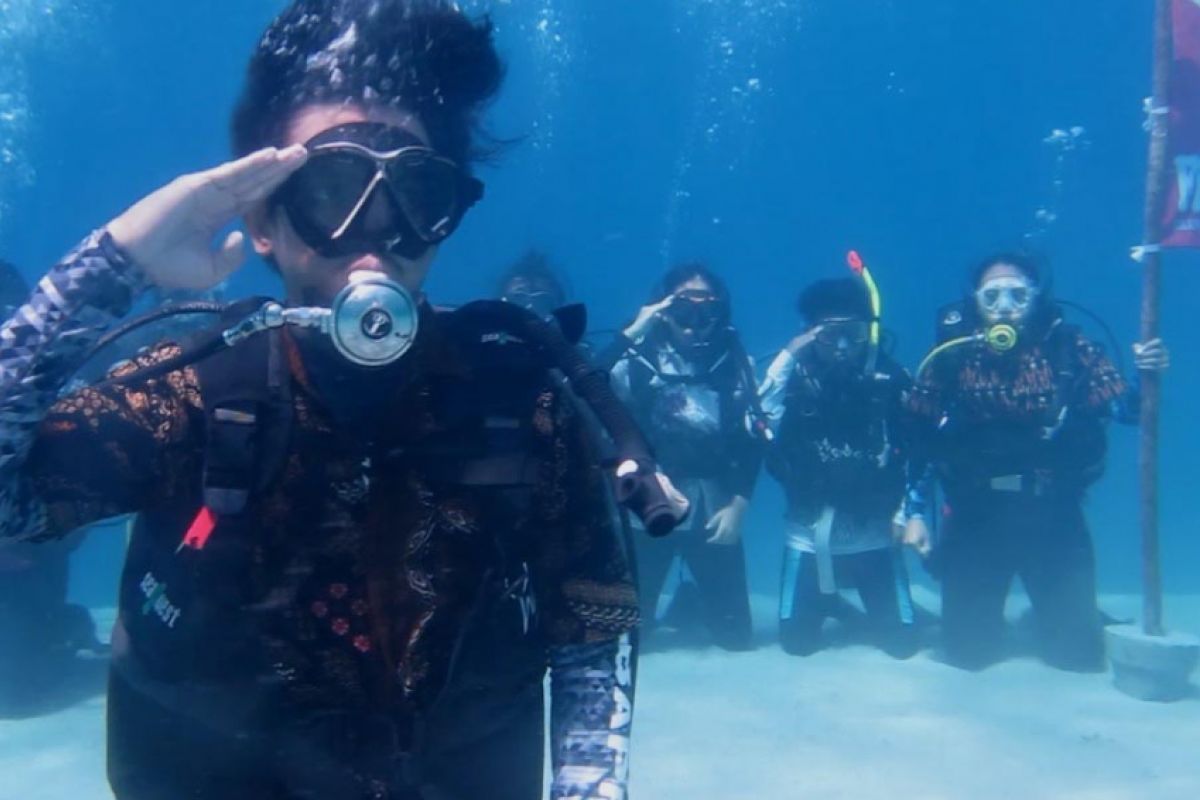 Mahasiswa Unibraw Malang Gelar Sumpah Pemuda Bawah Laut Pulau Moyo