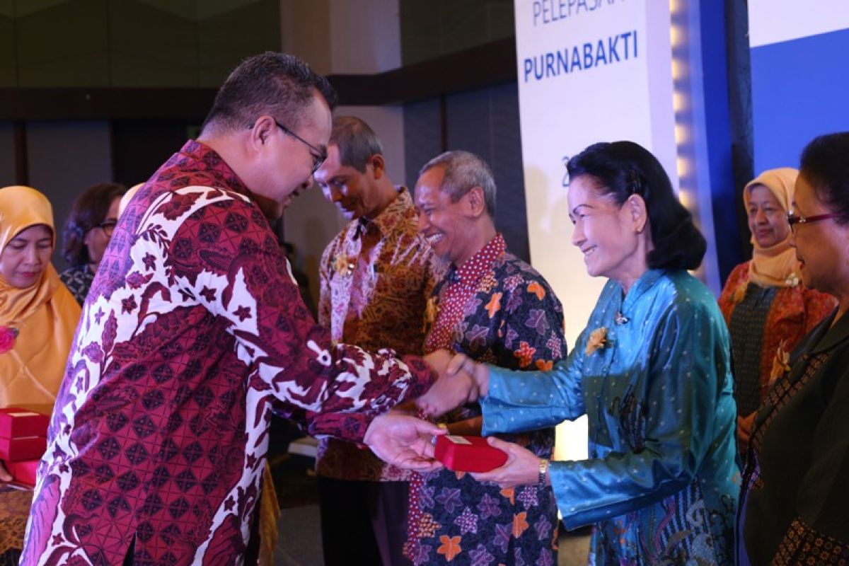 Rektor IPB berikan penghargaan kepada 103 PNS 2018 yang purnabhakti