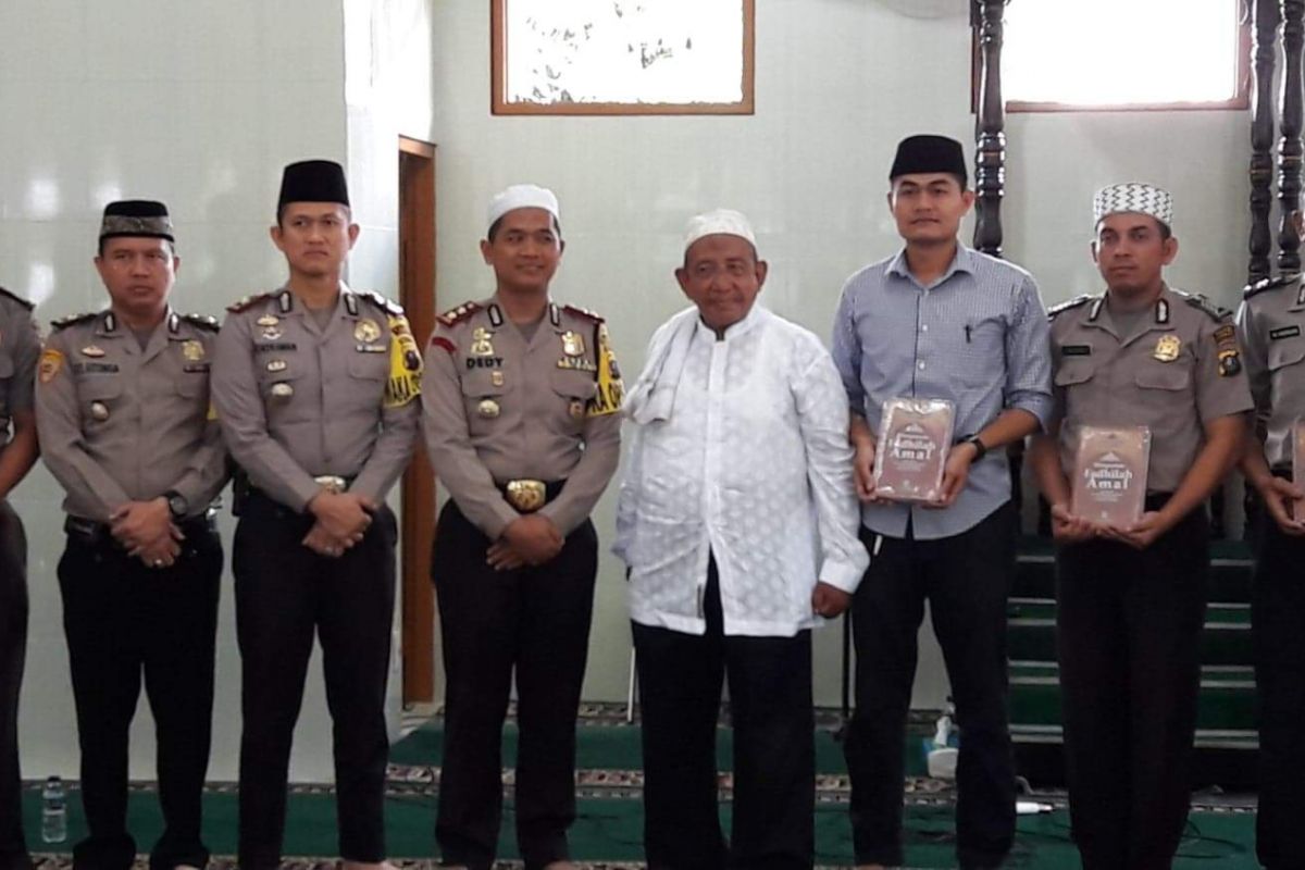 259 polisi santri makan dan doa bersama