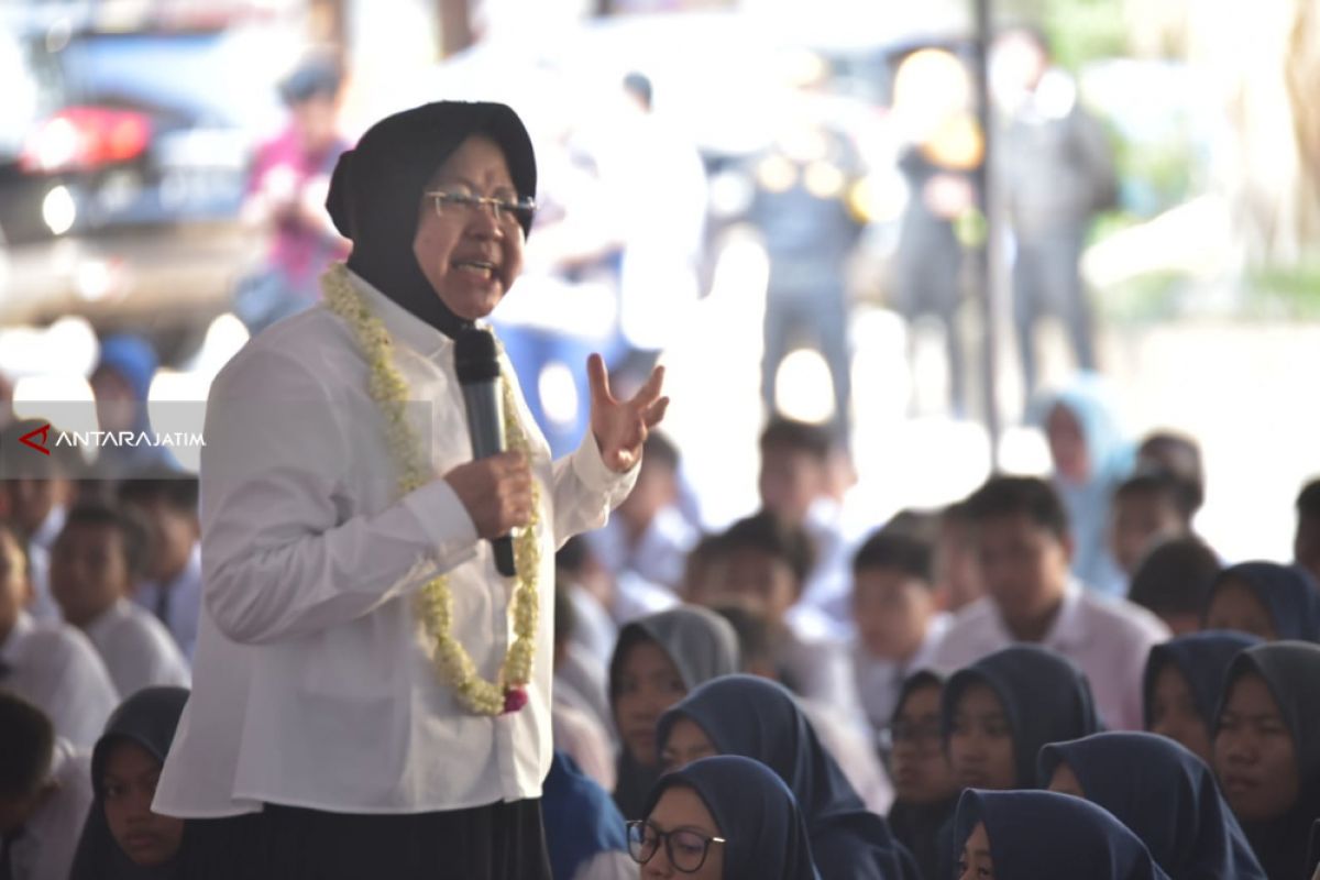 Risma Motivasi Pelajar Surabaya Siap Hadapi Era Globalisasi