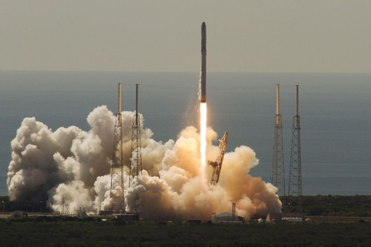 Roket antariksa Soyuz "gagal" ketika sedang mengudara, dua astronot selamat