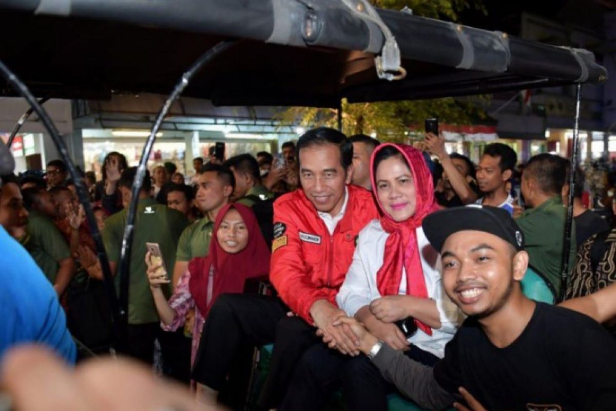 Momen romantis ,#JokowiIrianaRomantis jadi trending Topic no 1*