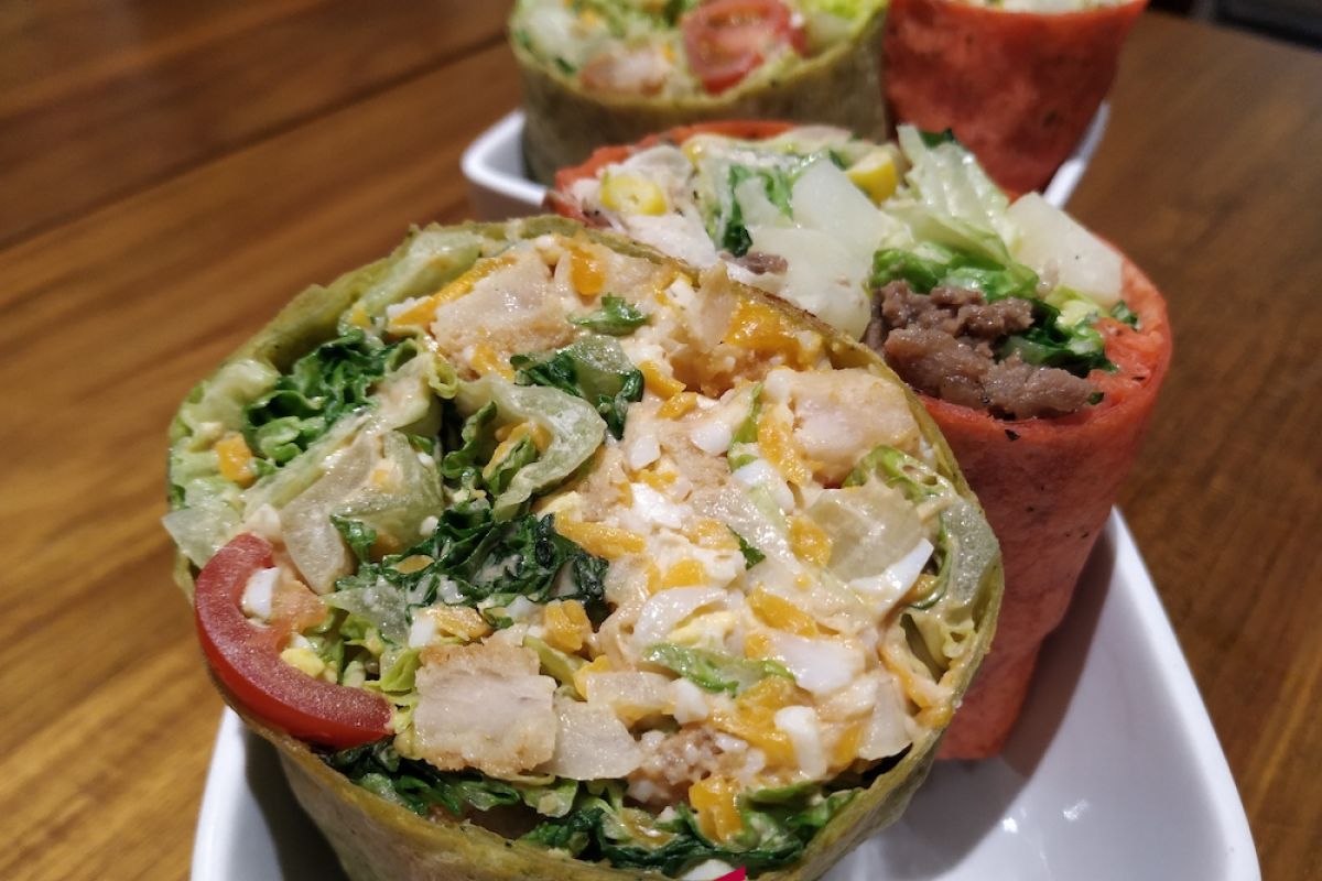 Rasakan sensasi salad wrap berwarna