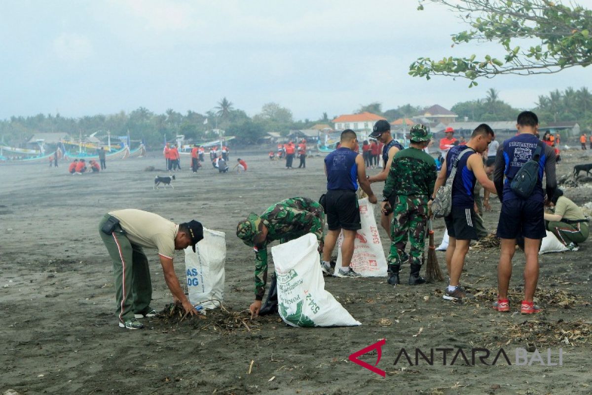 Institusi gabungan bersihkan sampah Pantai Jembrana