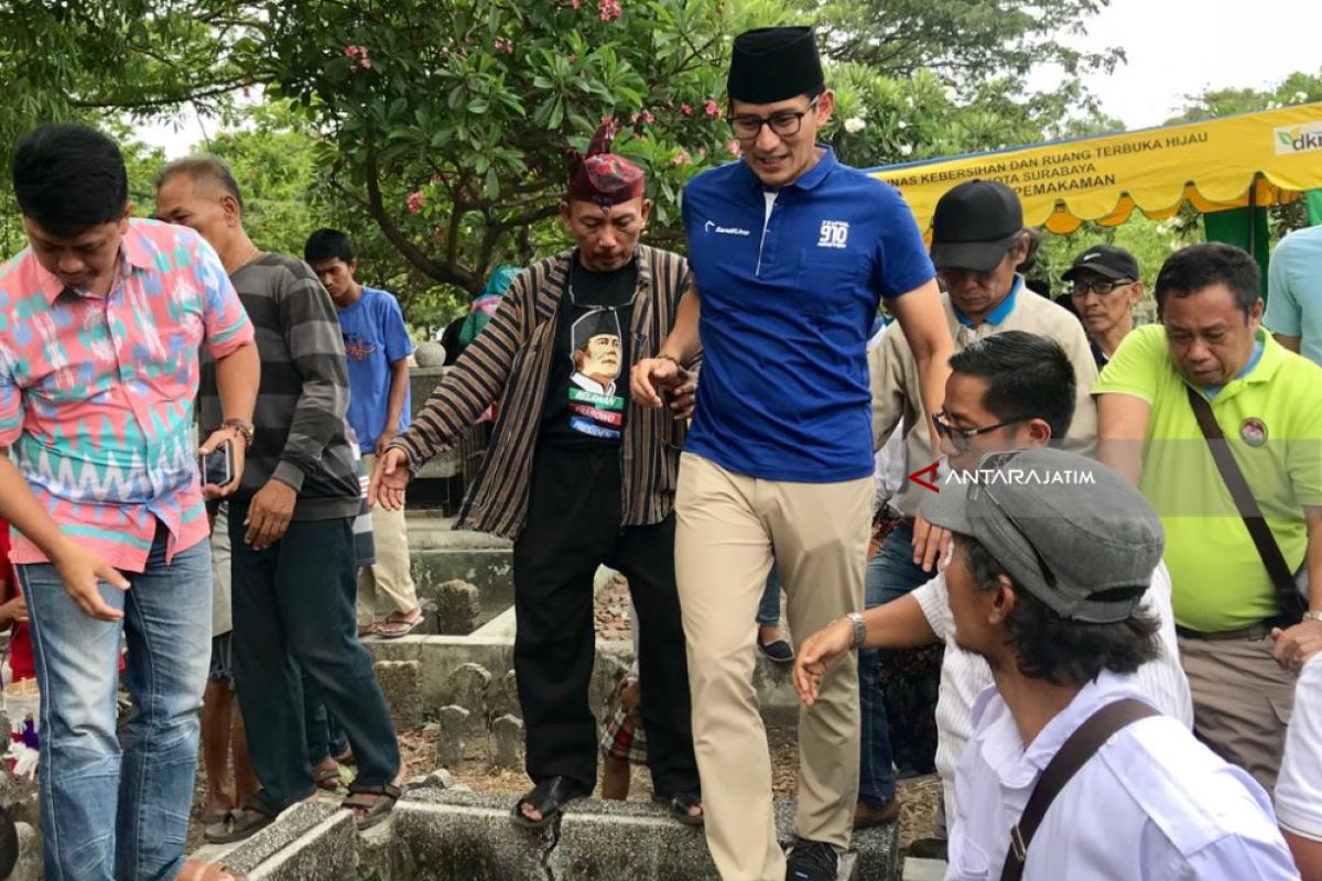 Ziarah ke Makam Gombloh, Sandiaga Uno Berharap Lahir Legenda Baru