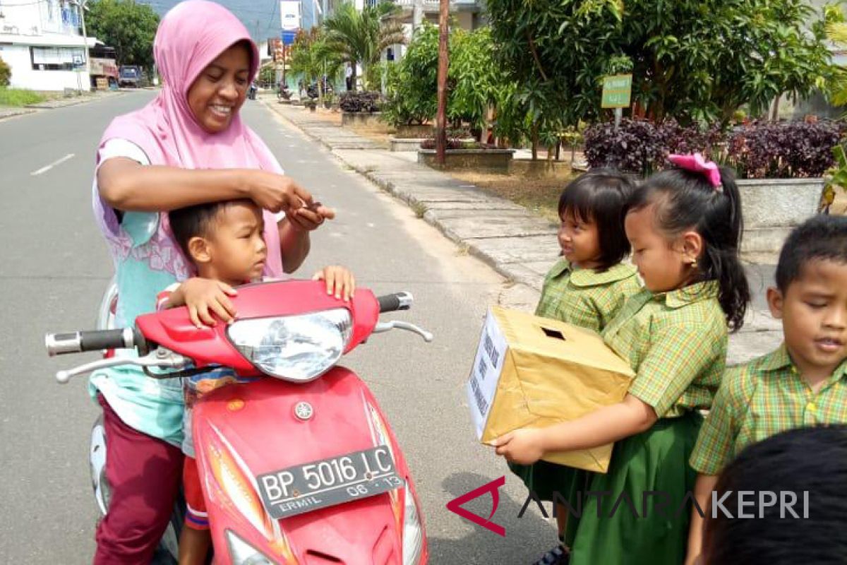 Siswa TK hingga pegawai berlomba galang dana